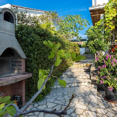 Cozy Apartment In Malinska With Kitchen *