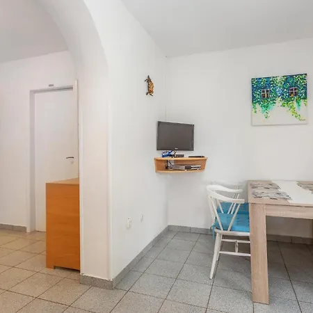 Cozy Apartment In Malinska With Kitchen